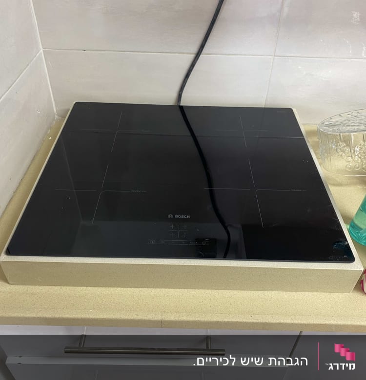 כיריים חשמליות על משטח שיש במטבח